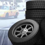 طراحی دیجیتالی از چند لاستیک که کنار هم قرار گرفته اند با لوگوی داداشی تایر در گوشه تصویر و یک تاکسی در بکگراند