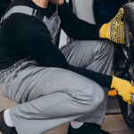 مرد در حال تعویض لاستیک