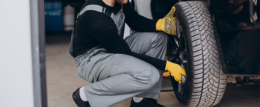 مرد در حال تعویض لاستیک