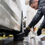 مکانیک در حال نصب جک زیر ماشین