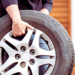 مرد در حال حمل لاستیک نو