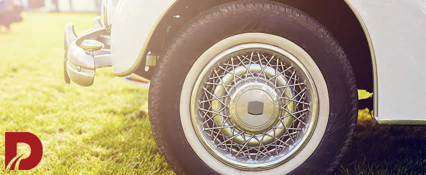 نمای نزدیک از لاستیک جلوی یک فولکس بیتل قدیمی