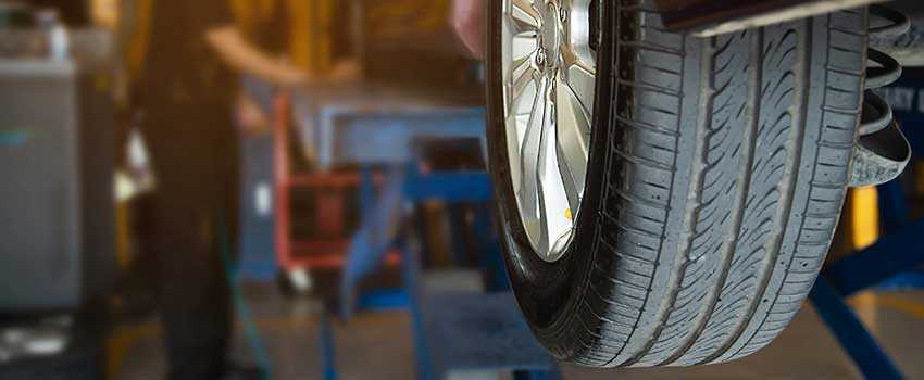 نمای نزدیک از لاستیک ماشین بر روی جک بالابر