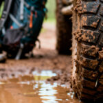 نمای نزدیک از چرخ ماشین در گل