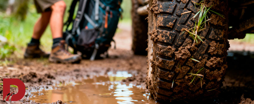 نمای نزدیک از چرخ ماشین در گل