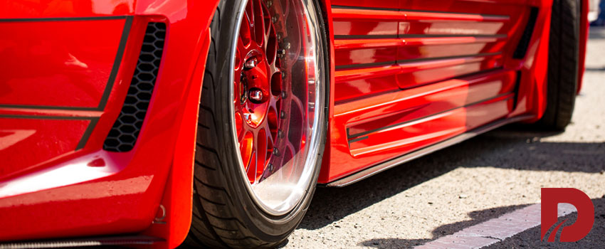 نمای نزدیک از چرخ عقب یک ماشین اسپرت