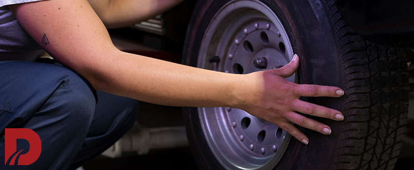 مکانیک درحال بررسی لاستیک ماشین