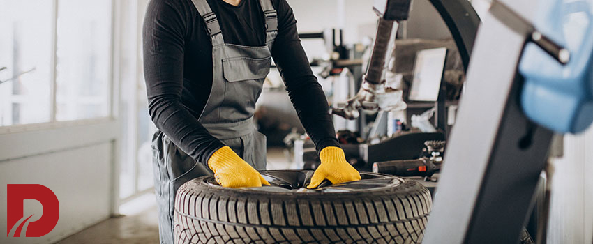 مکانیک درحال تعویض لاستیک