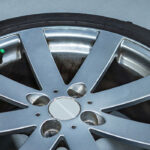 نمای نزدیک از یک لاستیک با رینگ