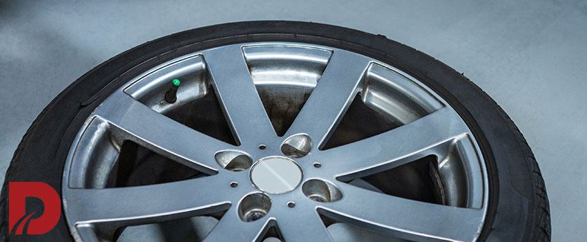 نمای نزدیک از یک لاستیک با رینگ