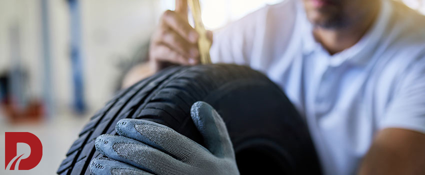 متخصص لاستیک درحال بررسی عمق آج لاستیک