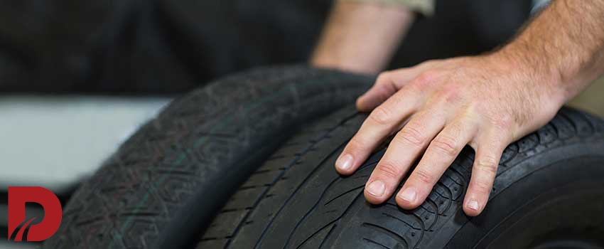 مکانیک دو لاستیک با طرح آج متفاوت را کنار هم نگه داشته است