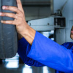 مکانیک درحال بررسی و تعمیر لاستیک ماشین