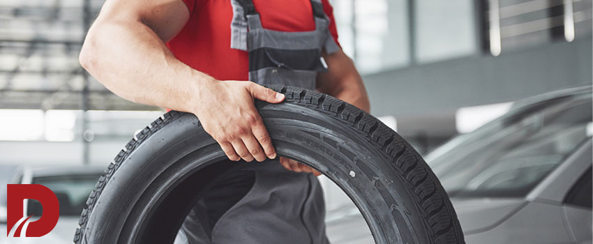 مکانیک در حال حمل لاستیک بدون رینگ