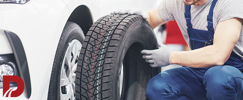 مکانیک درحال بررسی تایر برای تعویض