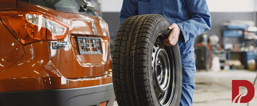 مکانیک در حال حمل لاستیک نو