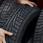 مکانیک در حال برداشتن لاستیک