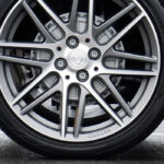 نمای نزدیک از لاستیک یک ماشین